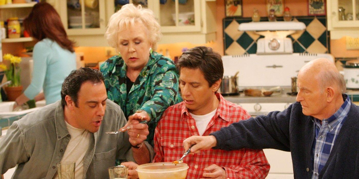 The Barones sit at the kitchen table on 'Everybody Loves Raymond'