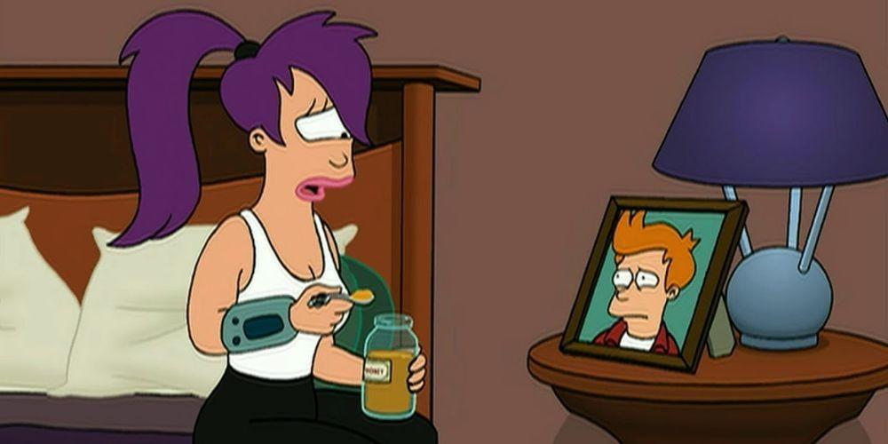 A distraught Leela talks to Fry in her picture