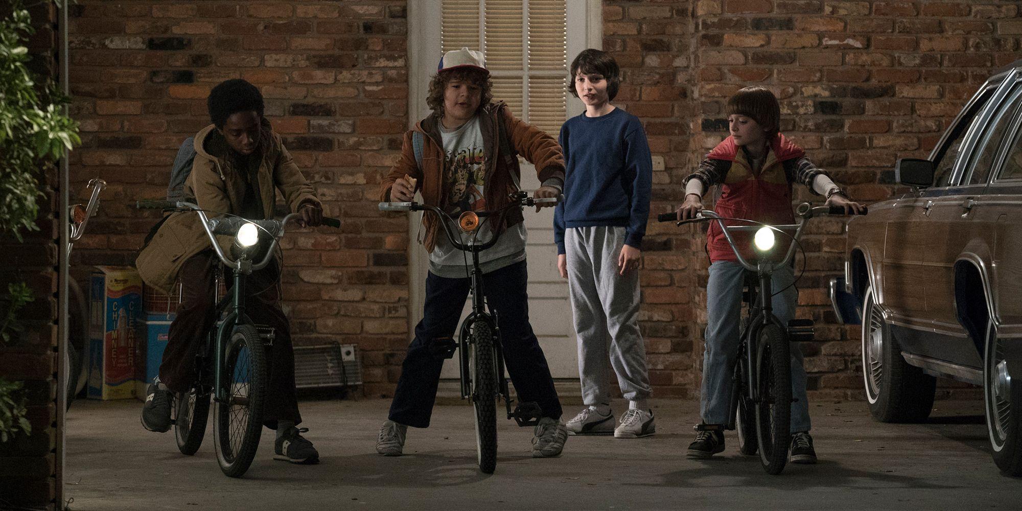The children of 'Stranger Things' on their bikes, getting out of the garage